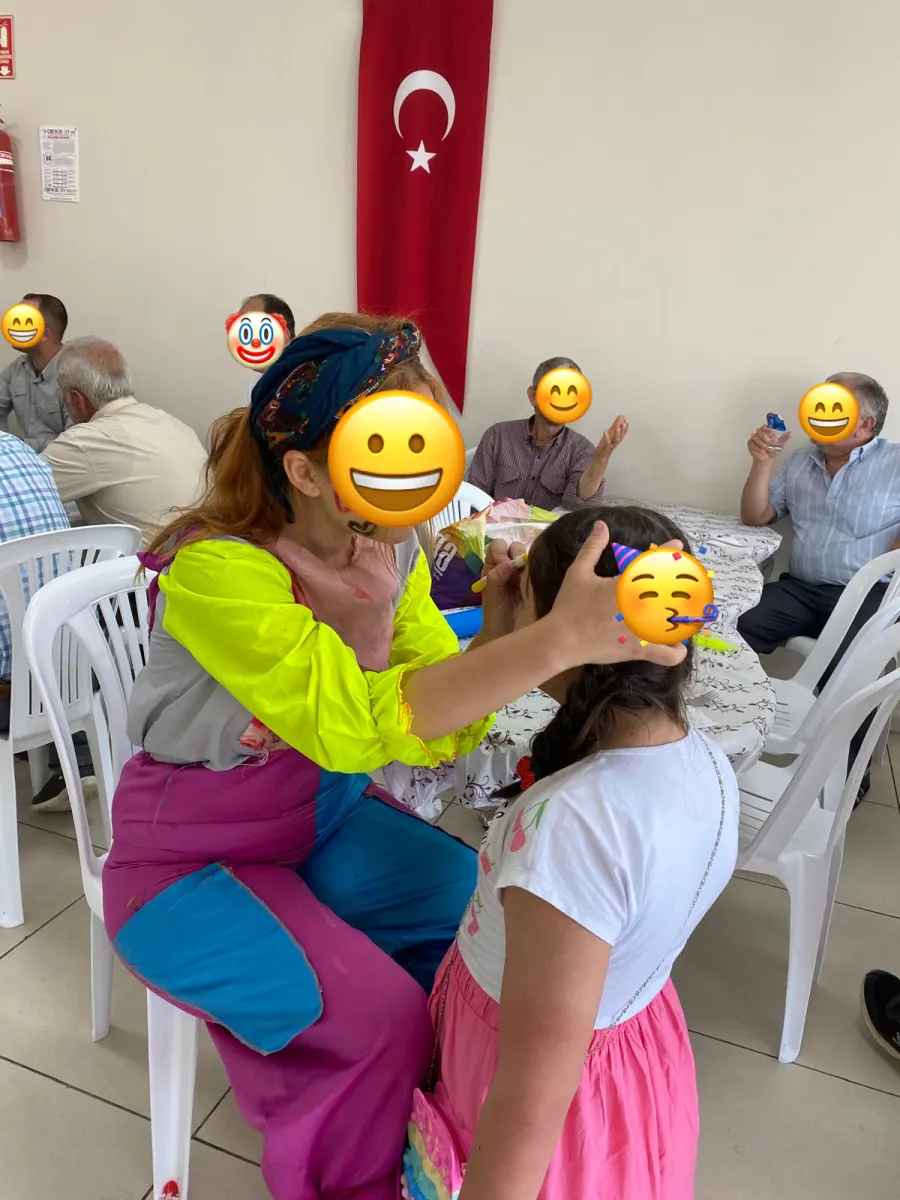 Doğum günü etkinliğinden bir kare, yüzler emojiyle kapatılmış