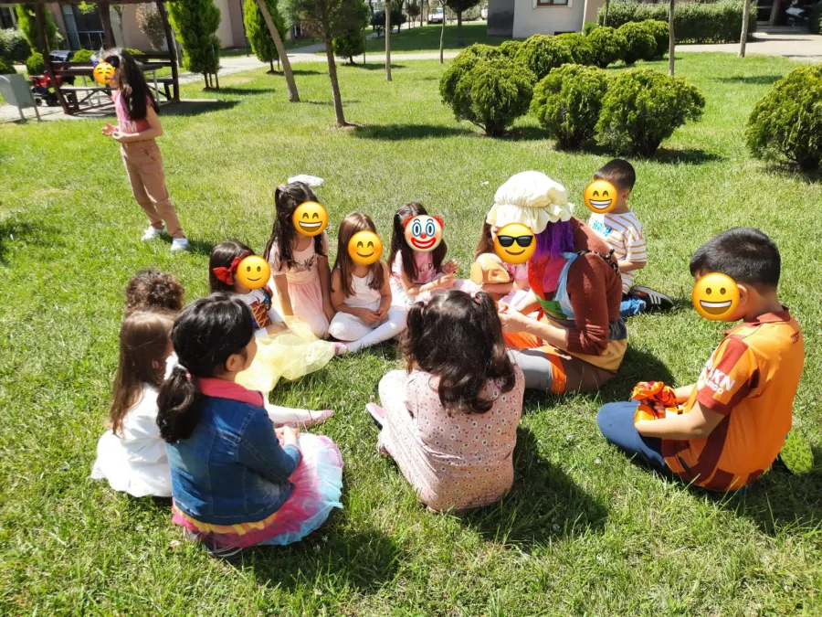 Doğum günü etkinliğinden bir kare, yüzler emojiyle kapatılmış