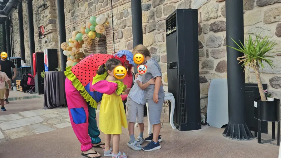 Doğum günü etkinliğinden bir kare, yüzler emojiyle kapatılmış
