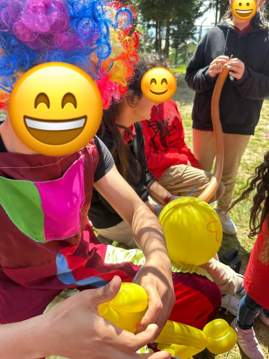 Doğum günü etkinliğinden bir kare, yüzler emojiyle kapatılmış