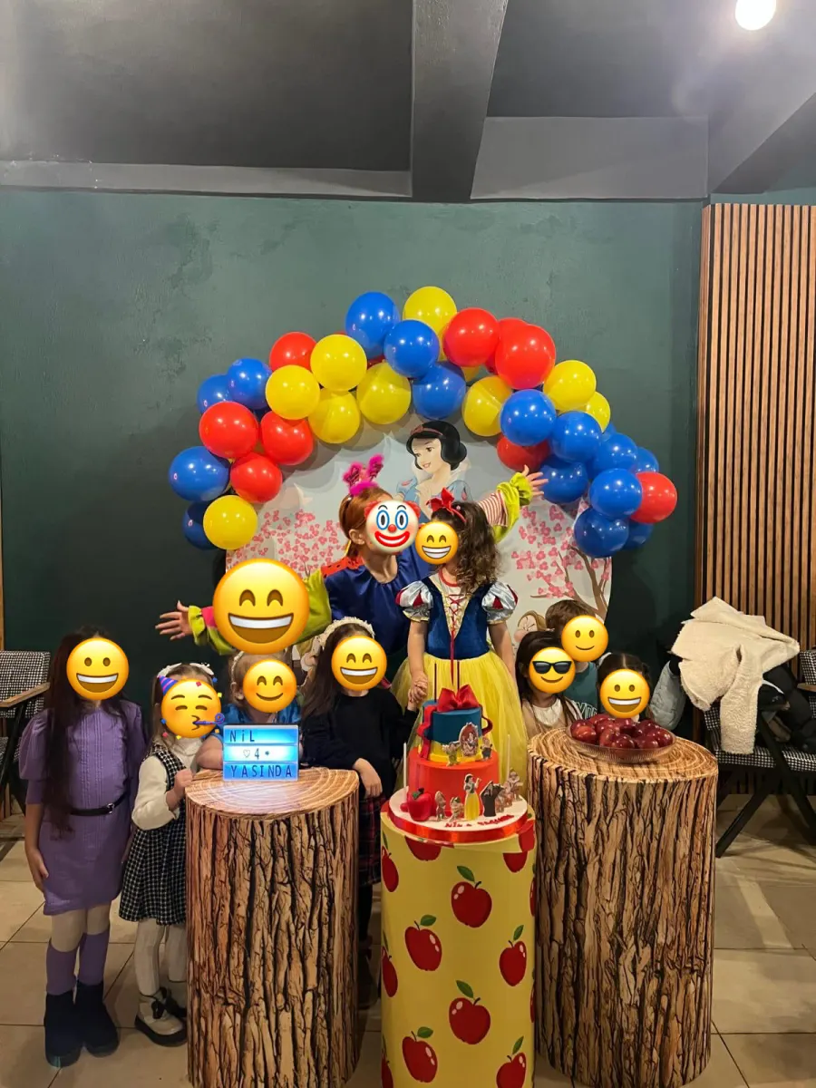 Doğum günü etkinliğinden bir kare, yüzler emojiyle kapatılmış
