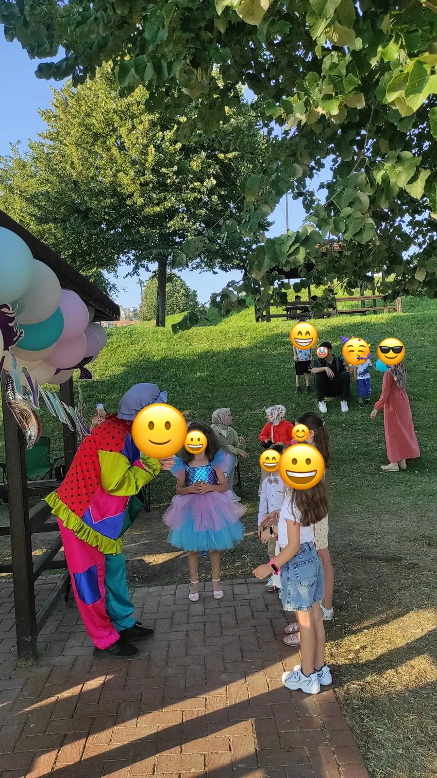 Doğum günü etkinliğinden bir kare, yüzler emojiyle kapatılmış