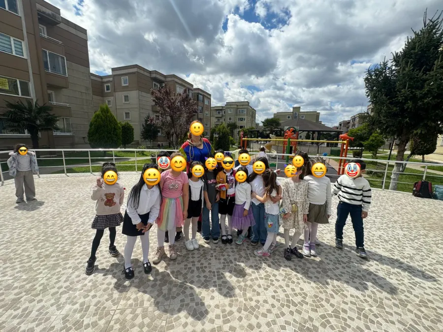 Doğum günü etkinliğinden bir kare, yüzler emojiyle kapatılmış