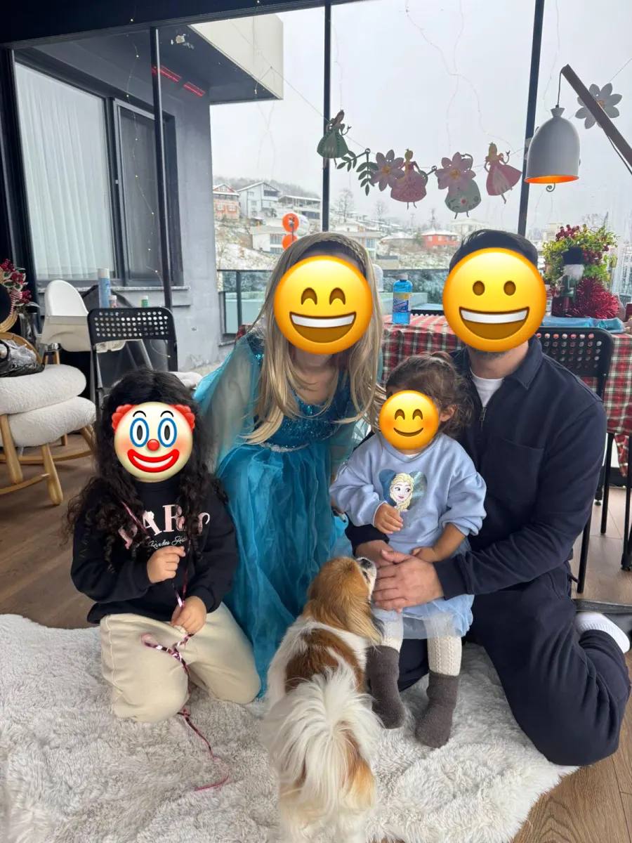 Doğum günü etkinliğinden bir kare, yüzler emojiyle kapatılmış