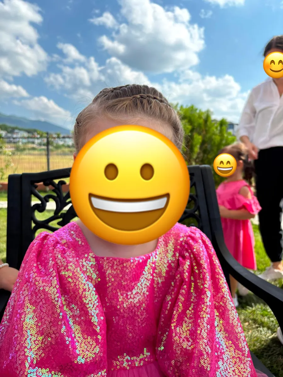Doğum günü etkinliğinden bir kare, yüzler emojiyle kapatılmış