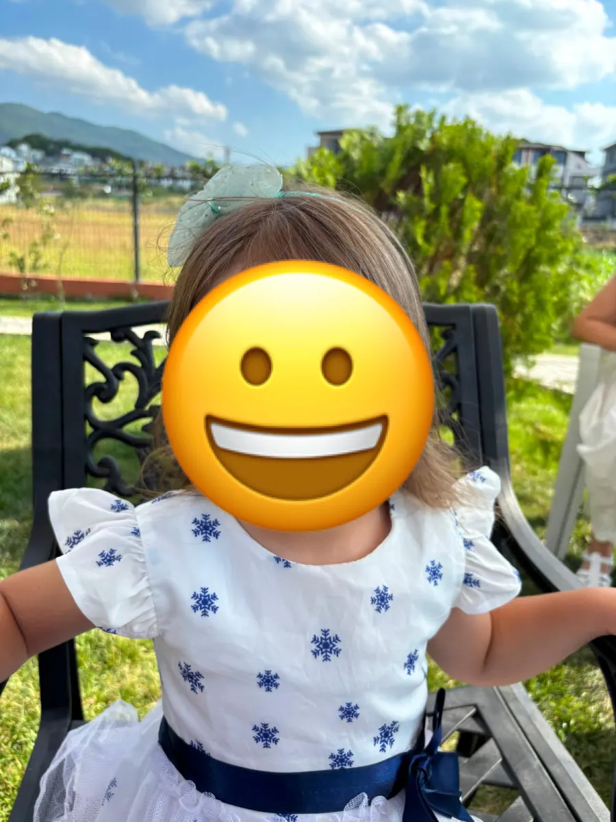 Doğum günü etkinliğinden bir kare, yüzler emojiyle kapatılmış