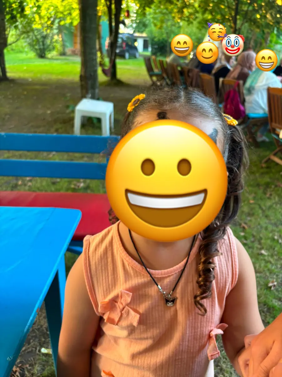 Doğum günü etkinliğinden bir kare, yüzler emojiyle kapatılmış