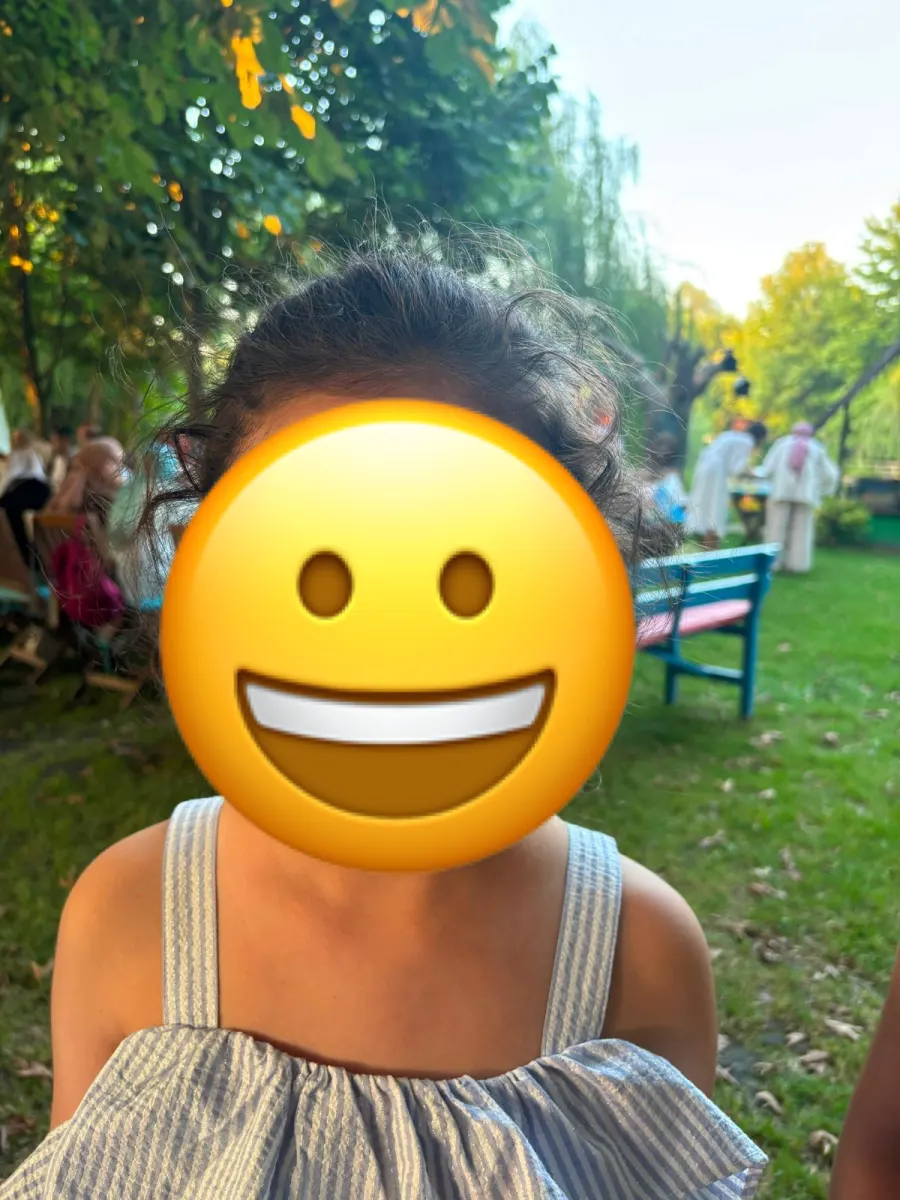 Doğum günü etkinliğinden bir kare, yüzler emojiyle kapatılmış