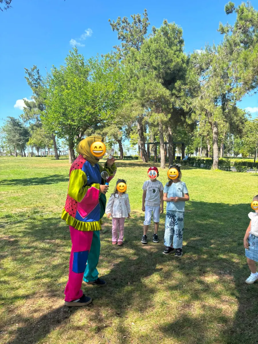 Doğum günü etkinliğinden bir kare, yüzler emojiyle kapatılmış