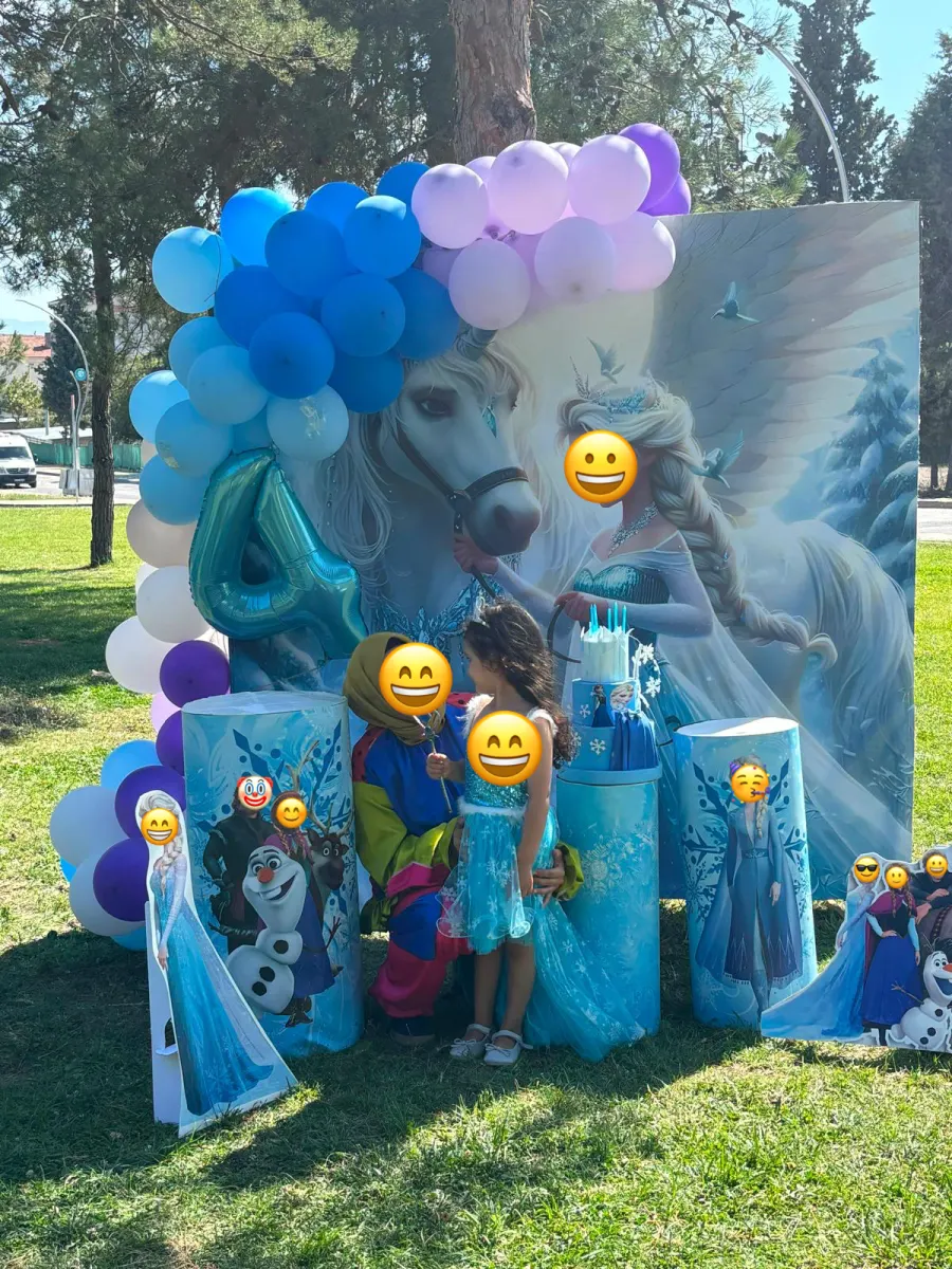 Doğum günü etkinliğinden bir kare, yüzler emojiyle kapatılmış