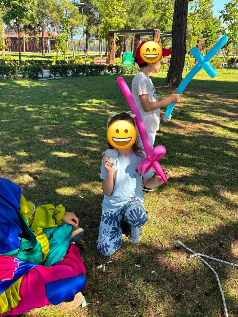 Doğum günü etkinliğinden bir kare, yüzler emojiyle kapatılmış