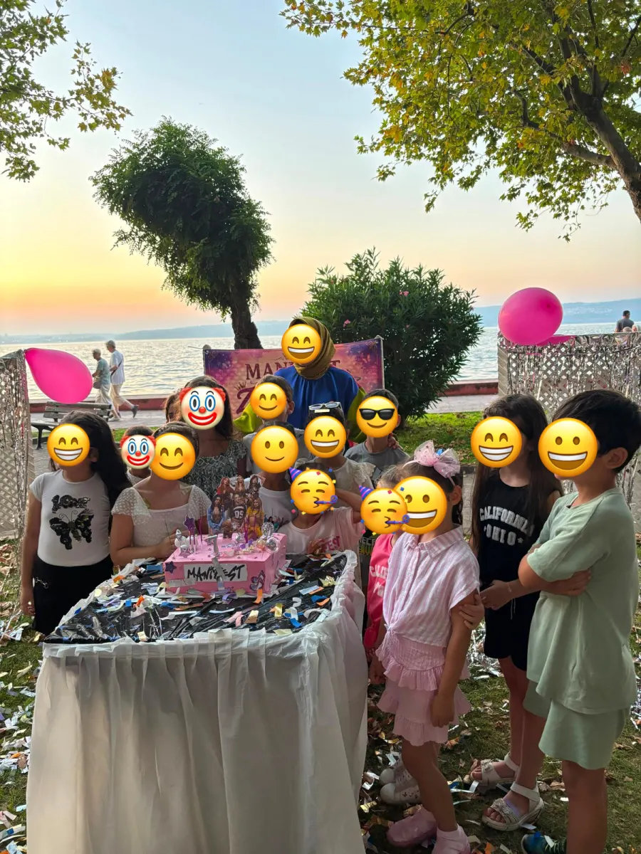 Doğum günü etkinliğinden bir kare, yüzler emojiyle kapatılmış