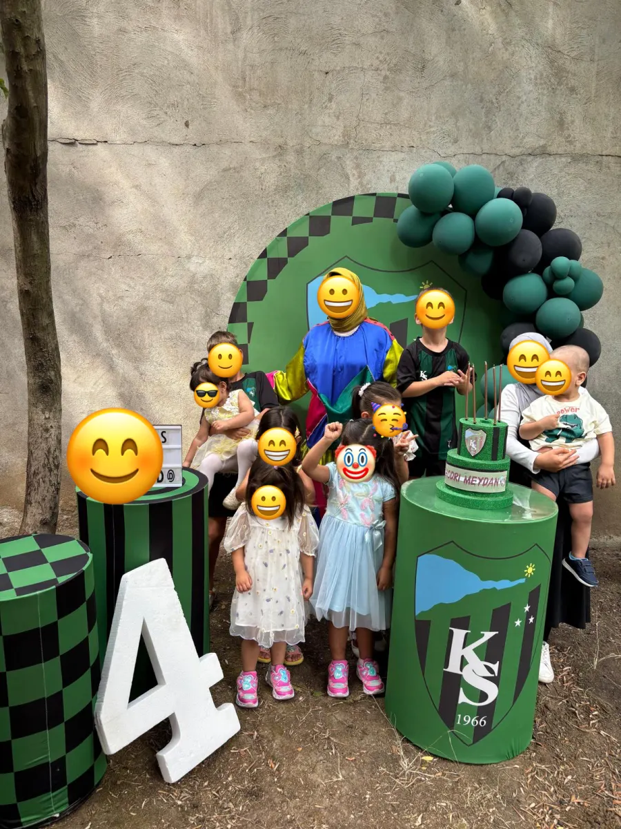 Doğum günü etkinliğinden bir kare, yüzler emojiyle kapatılmış