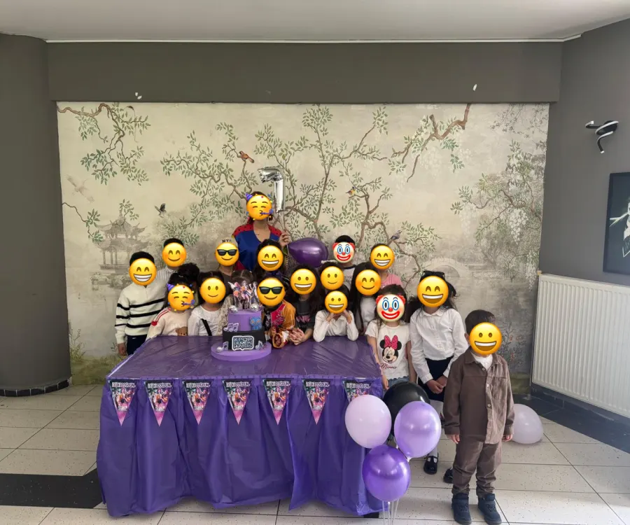 Doğum günü etkinliğinden bir kare, yüzler emojiyle kapatılmış